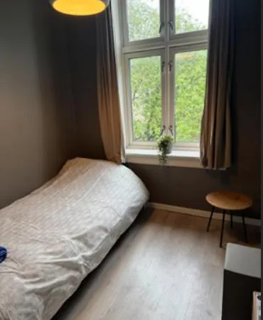 Cozy Budget In Shared Bathroom